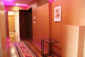 a hallway with a table in a room with a wall at Arena Verona Centro in Verona