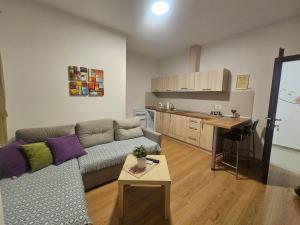 ゲヴゲリヤにあるApartments LOTUSのソファとテーブルのあるリビングルーム