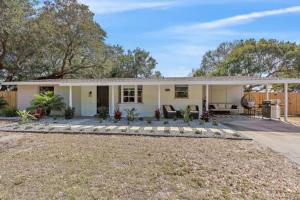 une maison dans la banlieue d'australia dans l'établissement The Wisteria Oasis With heated pool and hot tub, à Sarasota