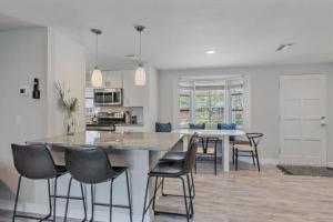 une cuisine et une salle à manger avec une table et des chaises dans l'établissement The Wisteria Oasis With heated pool and hot tub, à Sarasota