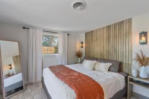 une chambre avec un grand lit et une grande fenêtre dans l'établissement The Wisteria Oasis With heated pool and hot tub, à Sarasota 45 autres photos