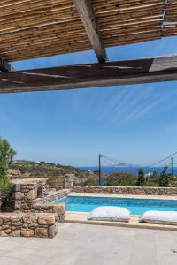 Bazén v ubytování Blue Vista Patmos pool studio nebo v jeho okolí