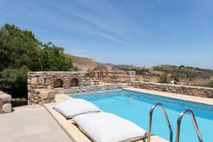 Bazén v ubytování Blue Vista Patmos pool studio nebo v jeho okolí