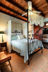 Fernside的住宿－Blue Fattoria Luxury Farm Accomodation，一间卧室,卧室内配有一张天蓬床