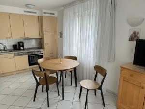 a kitchen with a table and chairs and a television at Ferienwohnung Möwe mit Balkon und einem Strandkorb im Sommer in Zempin
