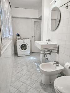 a bathroom with a washing machine and a sink at Narissara apartment in La Spezia