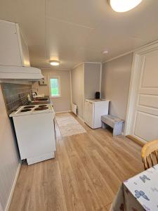 Kuchyň nebo kuchyňský kout v ubytování Tørfoss Gård, Hytte utleie, Campingvogn og bobil plasser