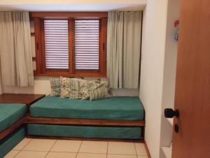 a bedroom with two twin beds and a window at Casa de dois quartos no paraíso de Praia do Forte in Matta de São João