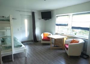 een kamer met een slaapkamer met een stapelbed en een bureau bij Struthhof Ferienwohnung in Finsternthal