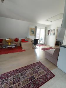 ハンブルクにあるPeaceful Apartment- 3 Zi- Loggia & Garden in Blankenese-のリビングルーム(ソファ、テーブル付)