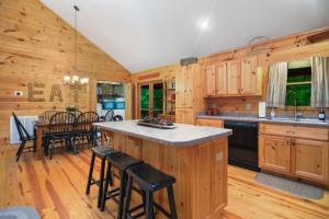 Køkken eller tekøkken på Large Cabin to Enjoy in Coosawattee River Resort + 53 billeder