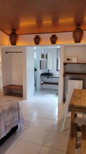 uma sala de estar com uma mesa e uma cozinha em Vila Capininga Ecopousada em Santo Amaro