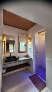 uma casa de banho com um lavatório e um espelho em Vila Capininga Ecopousada em Santo Amaro