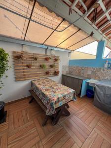 a waiting room with a bench and a table at Casa 14 eldorado in Presidente Prudente