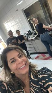 a woman smiling in a room with a group of people at Casa 14 eldorado in Presidente Prudente