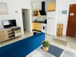 A kitchen or kitchenette at Apartamento Conil Playa & céntrico, con Aire Acond y WIFI -SOLO FAMILIAS Y PAREJAS-
