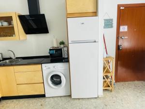 A kitchen or kitchenette at Apartamento Conil Playa & céntrico, con Aire Acond y WIFI -SOLO FAMILIAS Y PAREJAS-