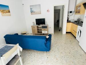 A kitchen or kitchenette at Apartamento Conil Playa & céntrico, con Aire Acond y WIFI -SOLO FAMILIAS Y PAREJAS-