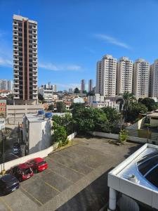 um parque de estacionamento com carros estacionados no telhado de um edifício em Flat Hotel Slaviero Guarulhos em Guarulhos