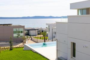 Cet appartement offre une vue sur l'eau. dans l'établissement LIOQA Resort, à Ugljan
