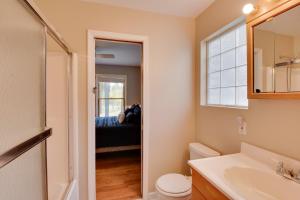 Ένα μπάνιο στο Lakefront Westminster Retreat with Boat Dock!