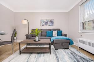 Posezení v ubytování Modern Spacious Apartment in Corktown Hamilton