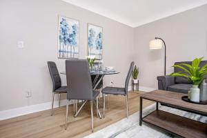 Posezení v ubytování Modern Spacious Apartment in Corktown Hamilton