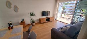 Televízia a/alebo spoločenská miestnosť v ubytovaní Colibri Apartment Beach