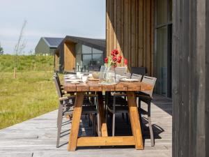 WissenkerkeにあるCottage in Wissenkerke near Het Bokkegatの木製テーブル(椅子付)