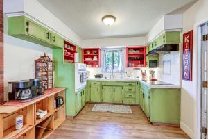 クローヴィスにあるFamily-Friendly Clovis Home with Gas Grill and Patio!のキッチン(緑のキャビネット、白の電化製品付)