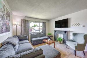 クローヴィスにあるFamily-Friendly Clovis Home with Gas Grill and Patio!のソファと暖炉のあるリビングルーム