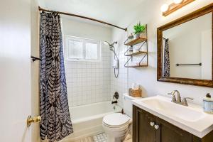 クローヴィスにあるFamily-Friendly Clovis Home with Gas Grill and Patio!の洗面台、トイレ、鏡のあるバスルーム +20枚の写真