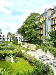 een tuin in het midden van een gebouw bij Vienna Sunny Side Up Apartments in Wenen