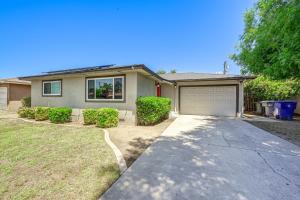 クローヴィスにあるFamily-Friendly Clovis Home with Gas Grill and Patio!の私道付き家