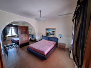 ein Schlafzimmer mit einem Bett und ein Wohnzimmer in der Unterkunft Villa Caldinelli in Muravera