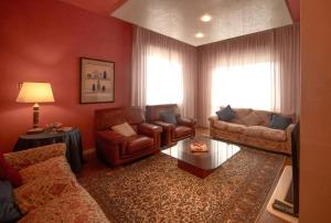 里米尼Gisella Maison, Mare e Relax - parcheggio gratuito的客厅里有一张沙发和一张桌子。