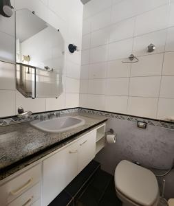un bagno con lavandino e specchio di Casa no Santa Efigênia 5 quartos sendo 3 Suítes a Belo Horizonte