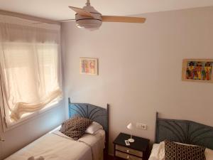 Posteľ alebo postele v izbe v ubytovaní Denia_Azul Marino_playa + 14 fotografií