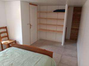 ein Schlafzimmer mit einem Bett und einem Schrank in der Unterkunft Poisson in Isigny-sur-Mer
