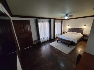 1 dormitorio con cama y ventana grande en Pura Vida Dream en San José