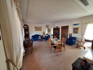 ein Wohnzimmer mit einem blauen Sofa und einem Tisch in der Unterkunft Villa Caldinelli in Muravera