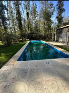 a swimming pool in the backyard of a house at Campo Timbo casa con pileta in Rosario