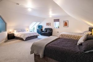 Postel nebo postele na pokoji v ubytování Modern house with hot tub, perfect night away!