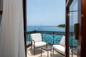 balcón con 2 sillas y vistas al océano en La Boheme Hotel en Gythio