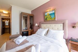 Postel nebo postele na pokoji v ubytování La Boheme Hotel