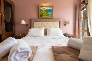 Postel nebo postele na pokoji v ubytování La Boheme Hotel