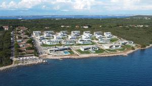 una vista aérea de un complejo en el agua en LIOQA Resort en Ugljan