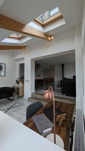 Un lugar para sentarse en Lane End Cottage Holmfirth - Panoramic Views, Modernised with offroad parking