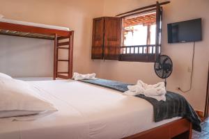 ein Schlafzimmer mit einem Bett und einem Etagenbett in der Unterkunft Hotel Tierra Roja By MH in Barichara