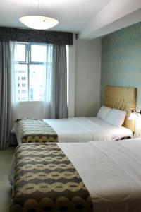 - 2 lits dans une chambre d'hôtel avec fenêtre dans l'établissement Hotel Presidente Internacional, à Guayaquil